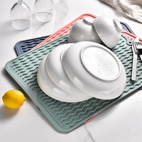 Tapis de séchage de vaisselle en silicone pliable au design moderne napperon imperméable à l'eau pour plusieurs tables Tapis de cuisine antidérapant