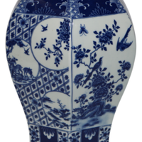 Vase hexagonal bleu et blanc peint à la main avec motif multi-scènes