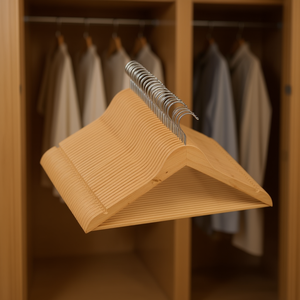Ensemble de 50 cintres en bois dur brun clair avec crochets métalliques rotatifs pour l'organisation de la garde-robe - Product Image 2