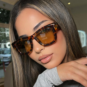 クラシックヴィンテージスクエアリベットサングラス男女兼用<span class=keywords><strong>2026</strong></span>デザインファッション厚フレームメンズパンク長方形レトロフィッシングサングラス - Product Image 1