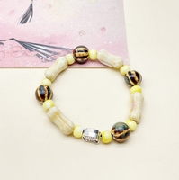 Une niche de bijoux en céramique de style chinois ancien et traditionnel avec un seul cercle d'ornements en porcelaine