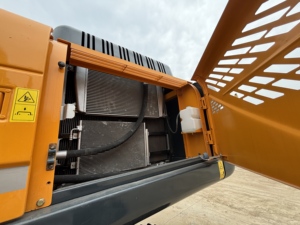 Excavatrice sur chenilles HYUNDAI 305LC-9T d'occasion, bien entretenue, entièrement fonctionnelle, excellent choix pour la construction urbaine et les travaux de terrassement - Product Image 4