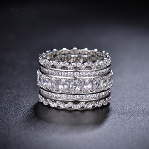 Anello Largo con Design Traforato in Pizzo, Elegante Anello da Dito per Donne - Product Image 1