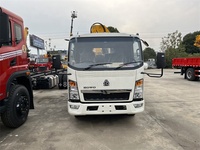 HOWO Grues montées sur camion de 3 tonnes Grue montée sur camion à flèche articulée de 3 tonnes Grue montée sur bras hydrauliques pliants à vendre