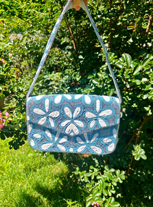 Bolso de Mano Moderno Tipo Bandolera, Impermeable y Ecológico, con Bordado de Cuentas Azules con Diseño Mediterráneo - Product Image 6