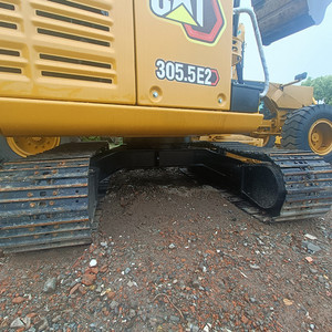 Mini-excavatrice CAT 305.5E2 d'origine, excavatrice Cat à bas prix, 5,5 tonnes, avec godet de terrassement d'une capacité de 0,22 m³, excavatrice sur chenilles d'occasion. - Product Image 5