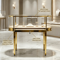 Vitrine de présentation de bijoux de luxe moderne en acier inoxydable doré, comptoir de magasin de bijoux haut de gamme en verre incurvé avec serrure