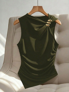 T-1715 Elegante T-shirt Nera Senza Maniche con Dettaglio Bottoni Dorati, Vestibilità Slim Unica, Maglia Stampata per Donna - Product Image 4