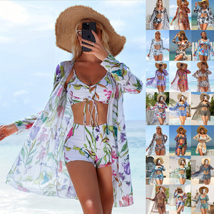 Ensemble de maillot de bain trois pièces pour femme en Spandex/Polyester, comprenant un bas de bikini à dos plat, un haut de bikini et une nouvelle paréo tendance avec nœud - Product Image 1