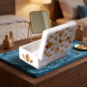 Boîte à bijoux rectangulaire moderne Stonecrafts International blanche avec incrustation de nacre jaune doré et motifs floraux sur le couvercle, modèle MMP06 - Product Image 2