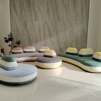 Canapé Courbé Macaroon Candy, Forme Irrégulière Double Face, OEM pour Salon, Hôtel, Club et Mobilier Commercial pour Showroom