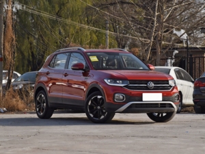 <span class=keywords><strong>La</strong></span> <span class=keywords><strong>Volkswagen</strong></span> <span class=keywords><strong>T</strong></span>-<span class=keywords><strong>Cross</strong></span> 1.5L Automatic Yue 2020 è un SUV compatto costruito sulla piattaforma MQB di <span class=keywords><strong>Volkswagen</strong></span>. - Product Image 3