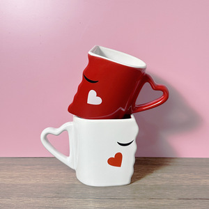 Ensemble de tasses en céramique rouge et blanc à motif cœur, porcelaine, pour couple de mariage - Product Image 2