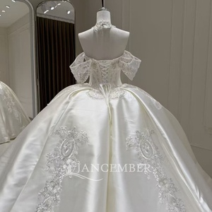Vestido de Novia Jancember Blanco de Satén con Hombros Descubiertos, Apliques Bordados y Cola Capilla - Product Image 5