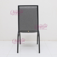 Ensemble de mobilier d'hôtel de luxe élégant, chaises et tables empilables modernes en métal noir et gris pour salles de banquet et événements