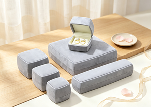 Ensemble de boîtes à bijoux haut de gamme, enveloppées dans un tissu de velours fin gris clair, base rigide, type boîte carrée arrondie, plusieurs tailles, magnétique - Product Image 2