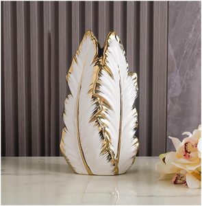 Vase de table en céramique dorée antique, décoratif, style nordique moderne, motif feuille de bananier émaillée, pour la maison, l'hôtel et le restaurant, vente en gros - Product Image 1