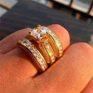 Anello con Cristalli Pavé per Donne, Anello Elegante Impilabile, Accessorio Moda per Uso Quotidiano e Feste - Product Image 1