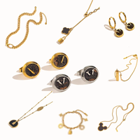 Parure de bijoux de marque de créateur en acier inoxydable 18K, style luxe léger vintage, plaqué or, boucles d'oreilles, collier, bracelet, pour mariages et soirées, avec perles