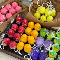 Savons Artisanaux Faits Main en Formes de Fruits Réalistes avec Cordon de Suspension - Fraise, Raisin, Citron - Savons Nettoyants - Emballage Cadeau Personnalisé