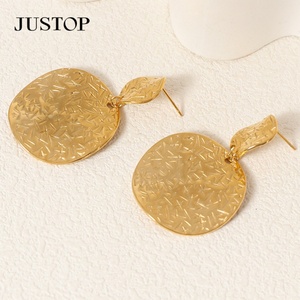 Bijoux fantaisie en gros, boucles d'oreilles pendantes tendance unisexes en acier inoxydable plaqué or 18 carats de style rétro français haut de gamme en forme de pièce de monnaie - Product Image 5
