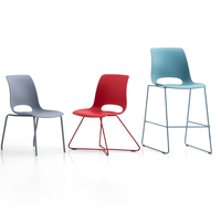 Tabouret de bar élégant en plastique avec base en métal, sièges commerciaux haut de gamme populaires pour les événements et banquets américains