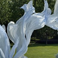 Toile de fond romantique et élégante en organza blanc avec des volants en soie et en maille 3D flottants en métal pour la décoration de mariage