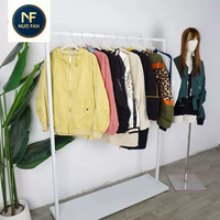 Vêtements d'occasion - Vestes zippées pour femmes de qualité A, printemps/automne, styles, tailles et couleurs variés. Quantité minimale de commande : 500 kg