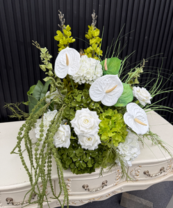 Nuova Collezione Popolare: Centrotavola a Cascata di Ortensie Verdi e Rose Bianche per Decorazioni Nuziali - Product Image 5