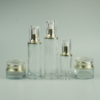 Atomiseur de parfum de luxe, corps en verre transparent, capuchon estampé or, capacités 30ml/50ml/100ml, flacons de soin de la peau de luxe