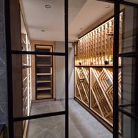 Cave à vin commerciale de luxe : Meuble de présentation en bois sur mesure avec éclairage LED – Solution complète pour cave à vin