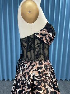 Elegante Vestido Largo de Noche con Estampado Personalizable para Ocasiones Especiales - Product Image 4