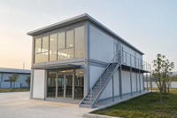 Maison conteneur modulaire préfabriquée à deux étages en panneaux d'acier, installation rapide, avec portes vitrées et garde-corps, garantie 5 ans, pour salle à manger, 40 pieds