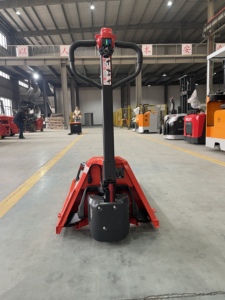 Transpaleta Eléctrica Linde de 1.5 Toneladas EPT15C con Certificación CE, Batería de Iones de Litio de 48V 10Ah, Motor de CA, Desplazador Lateral Hidráulico - Product Image 4