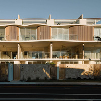 Profils de bardage en aluminium à finition grain de bois pour clôtures extérieures, persiennes et façades ombragées au design moderne