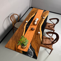 Table à manger moderne sur mesure en bois massif à bord vif avec époxy et rivière (noyer d'Amérique du Sud)
