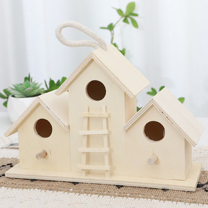 บ้านนกไม้ตกแต่งสีธรรมชาติพร้อมเชือกแขวนสำหรับตกแต่งภายนอก - Product Image 1