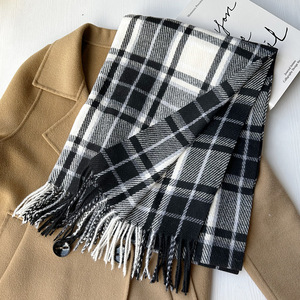 Écharpe à carreaux noire et blanche, nouvelle collection, vente en gros d'usine, châle chaud et polyvalent de style britannique, cache-cou haut de gamme pour femme - Product Image 1