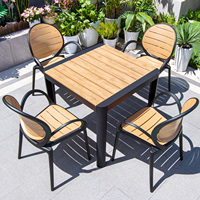 Ensemble de table et de chaises carrées en bois plastique d'extérieur pour bistrot, café, jardin, cour, patio, avec cadre en métal pour la salle à manger