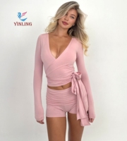 Ensemble de yoga 2 pièces pour femme : haut court à manches longues et décolleté en V profond à nouer, et short taille haute – Idéal pour le Pilates, l'entraînement, les loisirs et les activités sportives