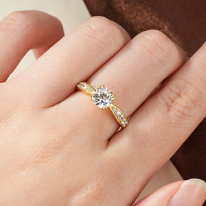 Anillo de Moissanita Redonda de 1ct, Color D, Corte VVS1, Certificado por GRA, con Doble Engaste de Cobre y Oro de 14K, Joyería Personalizada con Nombre - Product Image 4