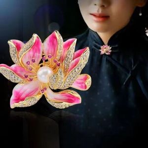Broche de flor rosa con diamantes de imitación de estilo chino, broche de diseñador de flor de loto con perlas para mujer - Product Image 3