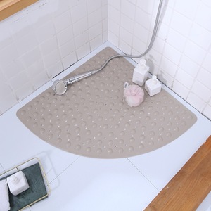 Tapis de douche antidérapant incurvé avec ventouses Tapis de bain quadrant lavable en machine pour douches à l'italienne à usage domestique - Product Image 1