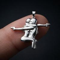 Pendentif en acier inoxydable vintage en gros, motif couple et armes, style minimaliste, alternative, romantique, sombre, accessoire de bijouterie