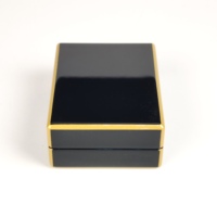 Boîte à bijoux en bois noir brillant avec bordure dorée, doublure en velours, logo personnalisé, couvercle à charnière pour l'affichage en magasin et l'emballage cadeau des marques de bijoux