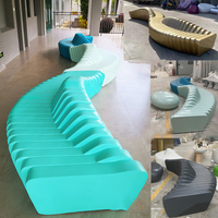 Banco Moderno Curvo en Forma de S de Fibra de Vidrio, Muebles de Exterior Personalizados para Uso en Parques y Entradas