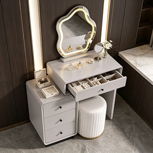 Ensemble de coiffeuse extensible gris clair avec miroir LED ondulé irrégulier, commode latérale, base verticale cannelée dorée et tabouret pour chambre à coucher - Product Image 4