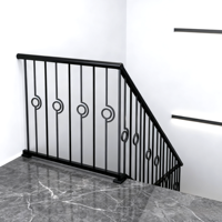 Balustrades en fer forgé artistiques, main courante d'escalier, designs de balustrades métalliques, fuseaux dans l'escalier de la villa