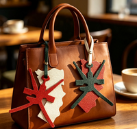 En gros, Breloque de sac en cuir PU avec motif emblème national d'Oman et carte de Bahreïn, style Moyen-Orient, avec porte-clés