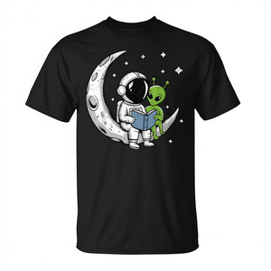 Camiseta de astronauta leyendo un libro a un extraterrestre en la luna, espacio, astronomía - Product Image 2